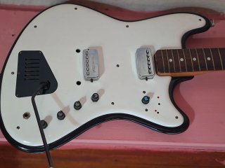 Guitarra Eléctrica Blanca marca ivcta,tiene conmig
