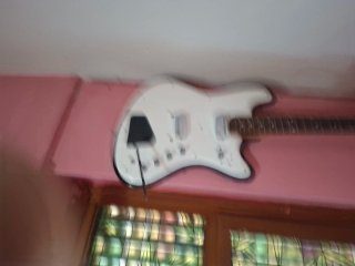 Guitarra Eléctrica Blanca marca ivcta,tiene conmig