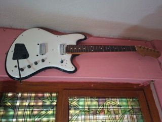 Guitarra Eléctrica Blanca marca ivcta,tiene conmig