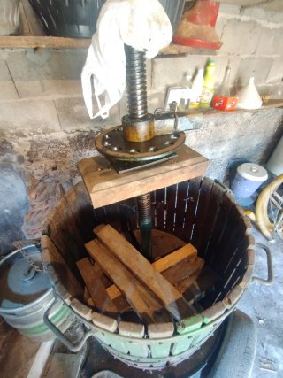Prensa de vino de madera