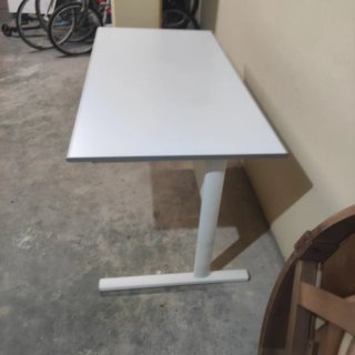 Mesa de oficina blanca