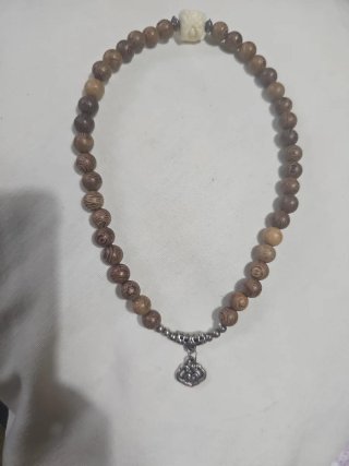 Collar de cuentas de madera con colgante