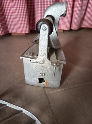 Plancha de carbón antigua