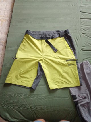 Dos pantalones cortos Xtreme