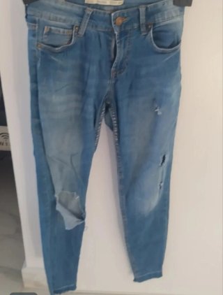 Pantalón vaquero desgastado
