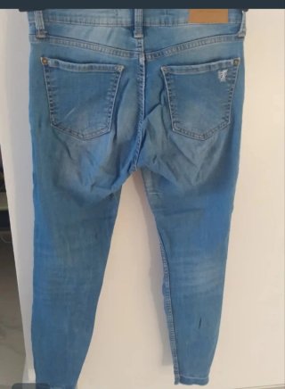 Pantalón vaquero desgastado