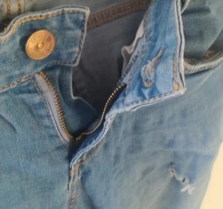 Pantalón vaquero desgastado