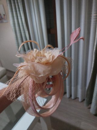 Tocado de fiesta plumas y rafia con una sola puest