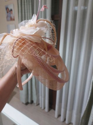 Tocado de fiesta plumas y rafia con una sola puest