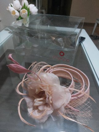 Tocado de fiesta plumas y rafia con una sola puest
