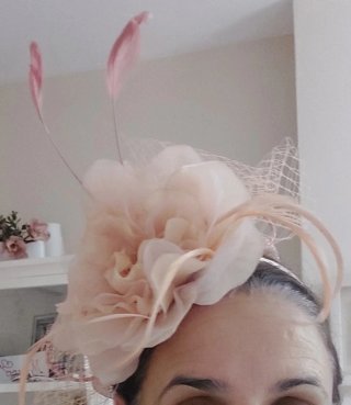 Tocado de fiesta plumas y rafia con una sola puest