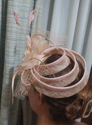 Tocado de fiesta plumas y rafia con una sola puest