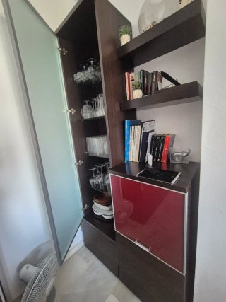 Mueble wengué con vitrina, botellero y cajones