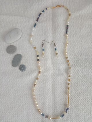 Collar y pendientes de perlas y cuentas