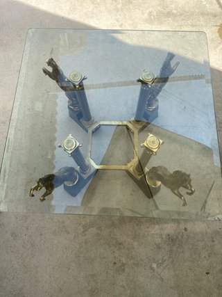 Mesa auxiliar cristal y metal con caballos