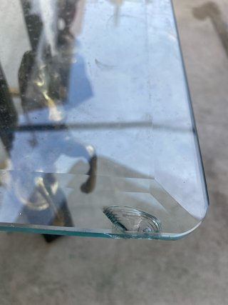 Mesa auxiliar cristal y metal con caballos