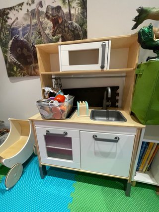 Cocina de juguete de madera con mucho accesorio