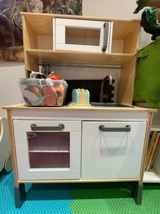 Cocina de juguete de madera con mucho accesorio
