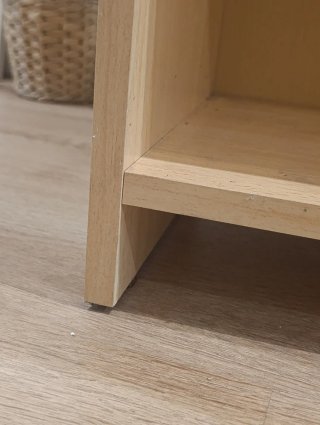 Estantería de madera con baldas