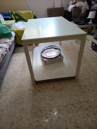 Mesa Ikea Blanca con ropa camilla gris