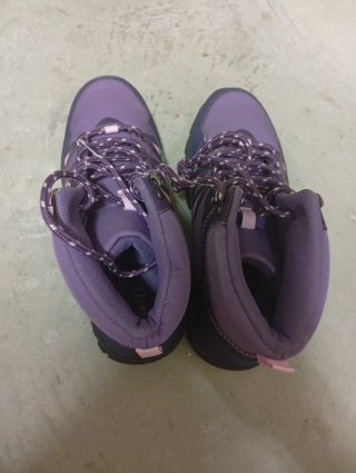Botas de senderismo moradas.