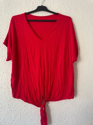 Camiseta roja con nudo delantero