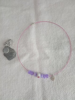 Collar rosa con abalorios morados
