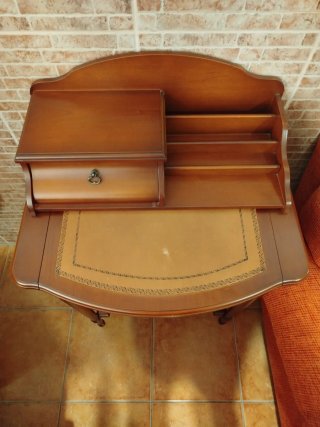 Escritorio antiguo madera y cuero