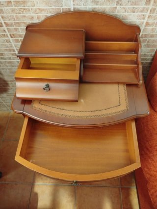 Escritorio antiguo madera y cuero