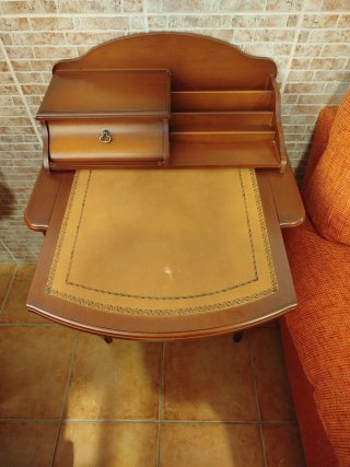 Escritorio antiguo madera y cuero