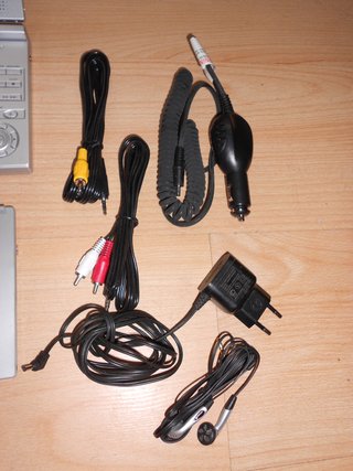 DVD PORTATIL DENVER con ACCESORIOS / NO FUNCIONA