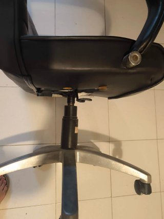 Silla de escritorio de piel negra