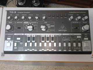 Behringer TD-3-BK Sintetizador Nuevo