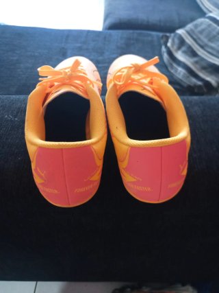 Botas de fútbol Puma naranjas y rosas