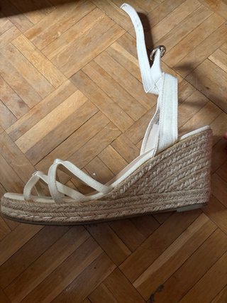 Sandalias cuña beige