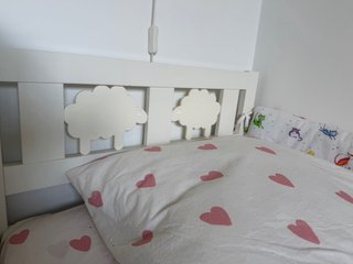 Cama infantil blanca IKEA y colchón