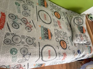 Colcha infantil con niñas y flores