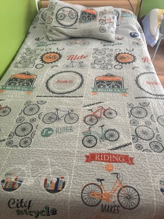 Colcha infantil con niñas y flores