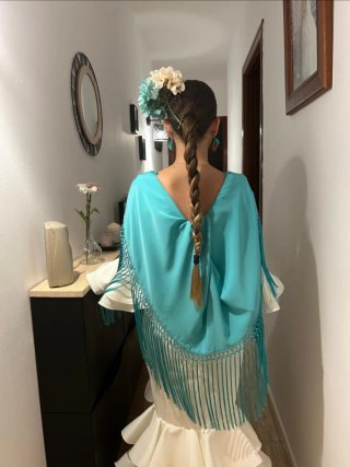 Traje de flamenca blanco y turquesa