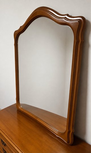 Espejo de madera con marco curvo