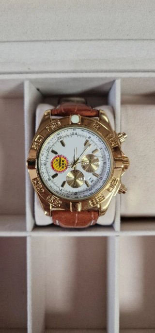 Reloj dorado y Marrón