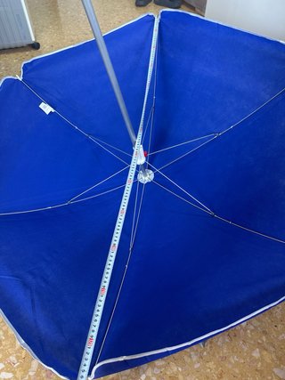 Sombrilla de playa azul con funda
