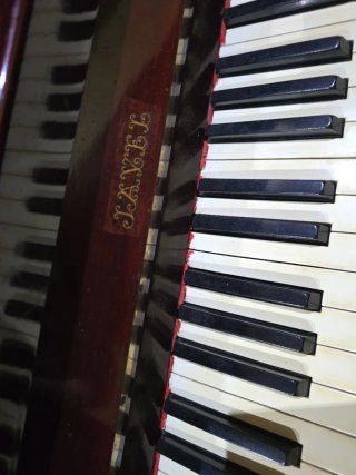 Piano de madera oscuro