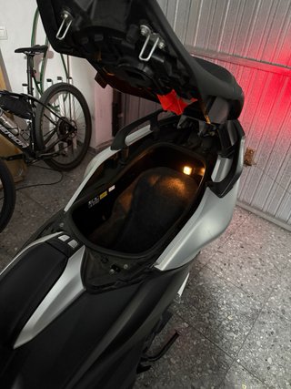 Yamaha TMAX Maxi Scooter Gris/Plata