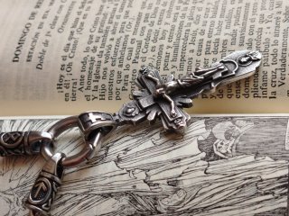 Crucifijo y cadena de acero