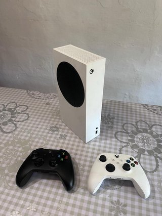Xbox Series S + 2 Mandos + 2 Bateries