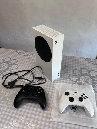 Xbox Series S + 2 Mandos + 2 Bateries