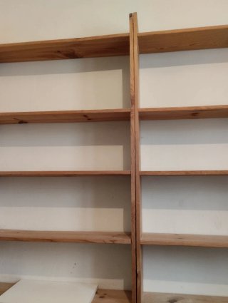 Lote Estanterías de madera maciza, varios tamaños