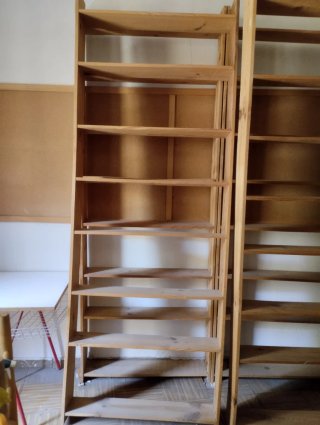 Lote Estanterías de madera maciza, varios tamaños