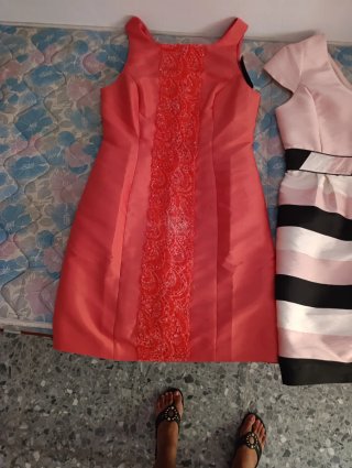 Vestido de fiesta coral con pedrería